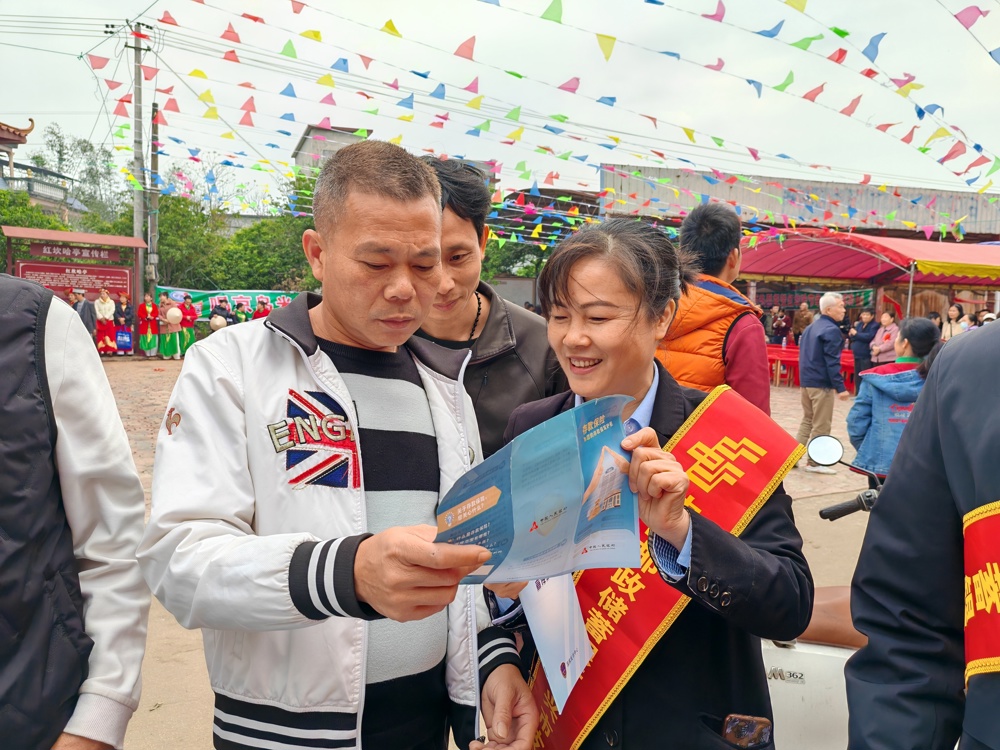 邮储银行东兴市支行工作人员为民众普及金融消费者保护知识4