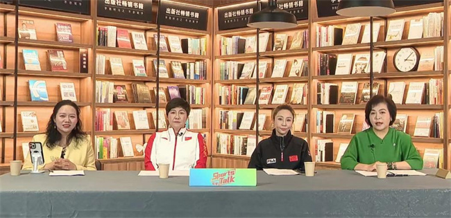 季晓鸥、徐囡囡和嘉宾及主持人在新网银行直播间。新网银行供图