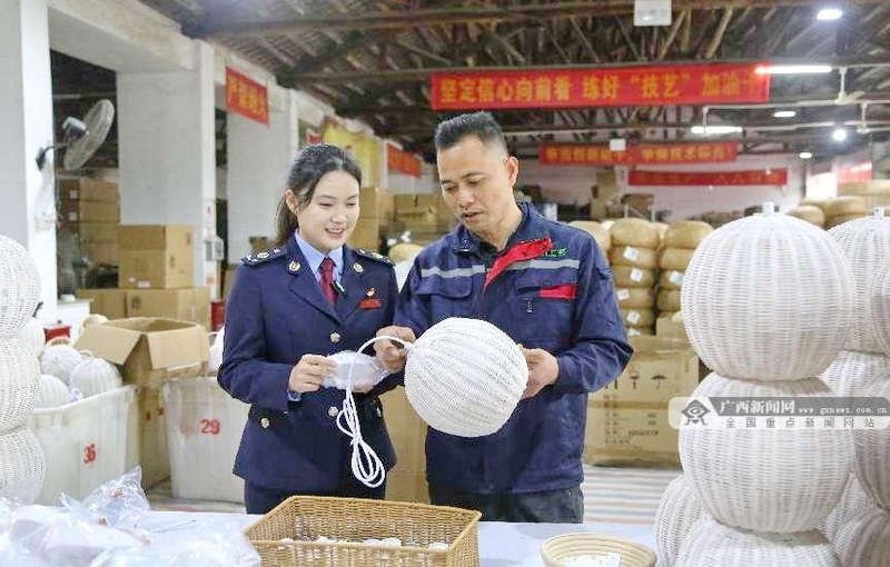 图为博白县税务局派出税务顾问走进广西博白县凰图工艺品有限责任公司问需献策助发展，当好企业“贴心人”。冯威翔 摄
