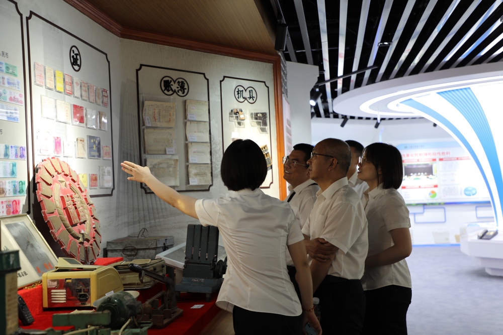 2.2参观广西农商联合银行行史馆