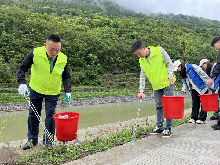 志愿者在清理河道垃圾。