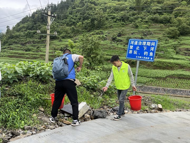 志愿者在清理河道垃圾。