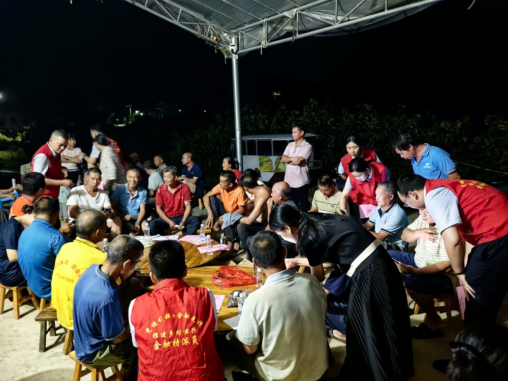平乐农合行金融特派员一对一解答村民金融疑问