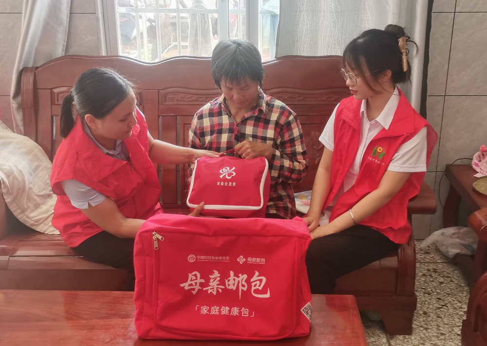 古城支行工作人员发放母亲邮包