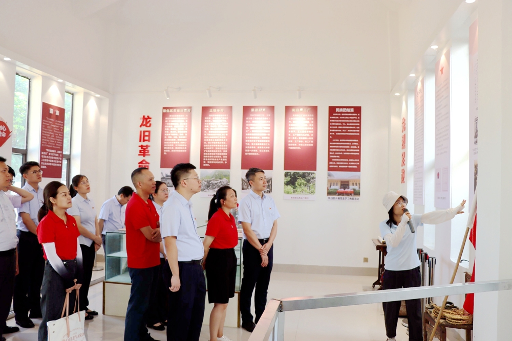 农行平果市支行开展“传承红色精神,坚定理想信念”主题党日活动1