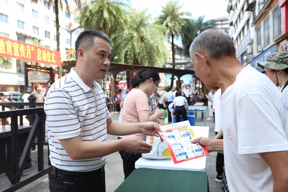 兴安农合行金融宣传员为群众讲解反诈知识