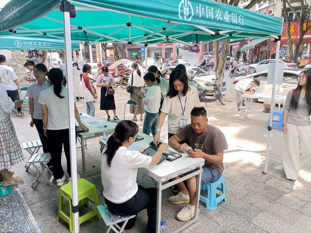 农行隆林县支行：“农”情护航开学季 金融服务进校园1