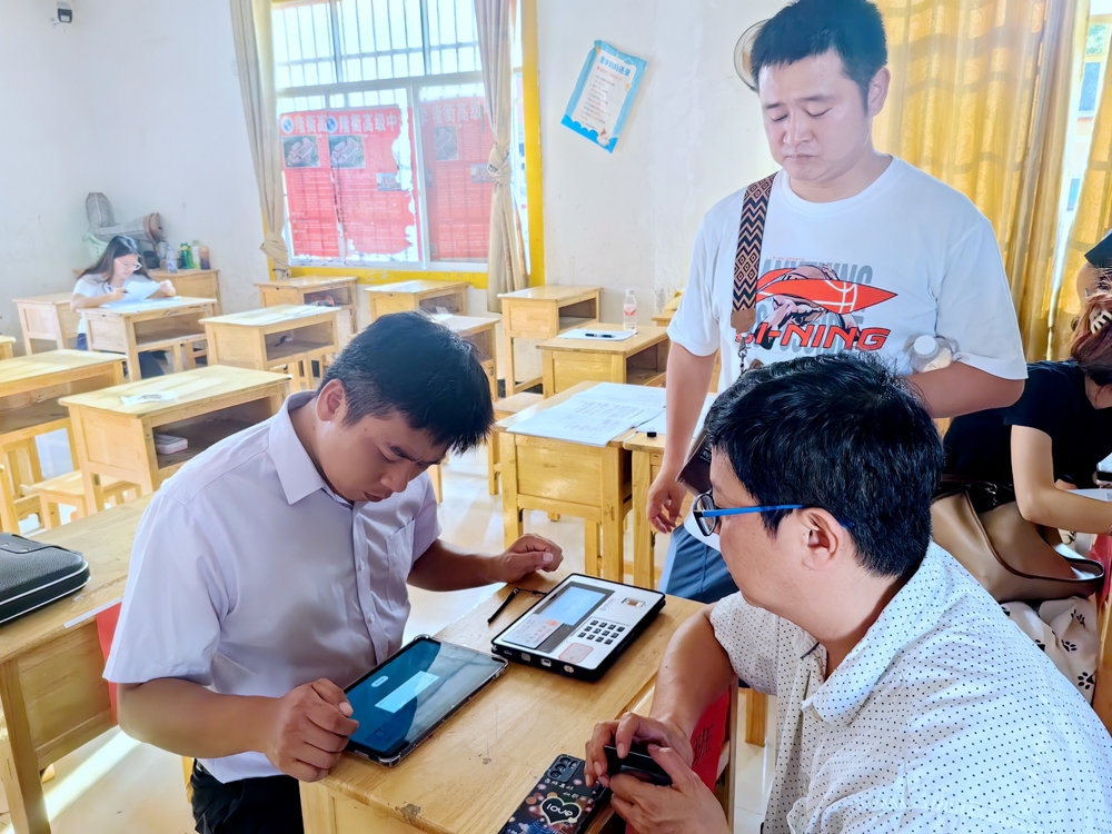 农行隆林县支行：“农”情护航开学季 金融服务进校园3