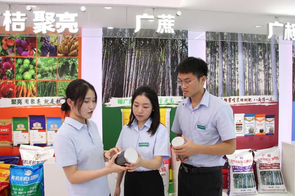 图为绿友农董事会秘书为邮储银行广西区分行工作人员介绍公司产品 韦安源摄