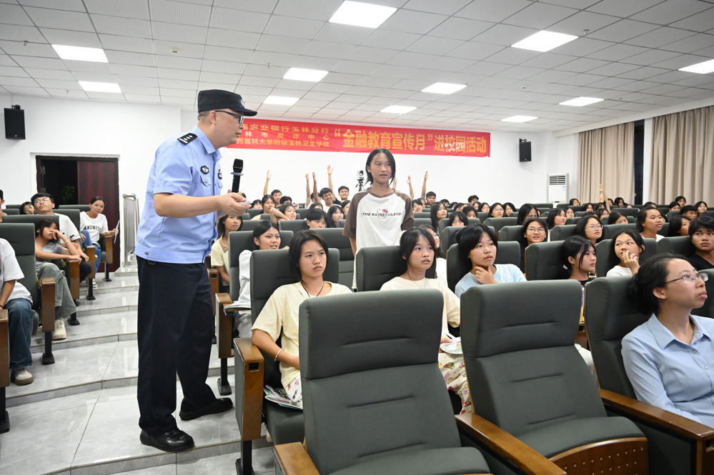 图2为宣讲活动现场。