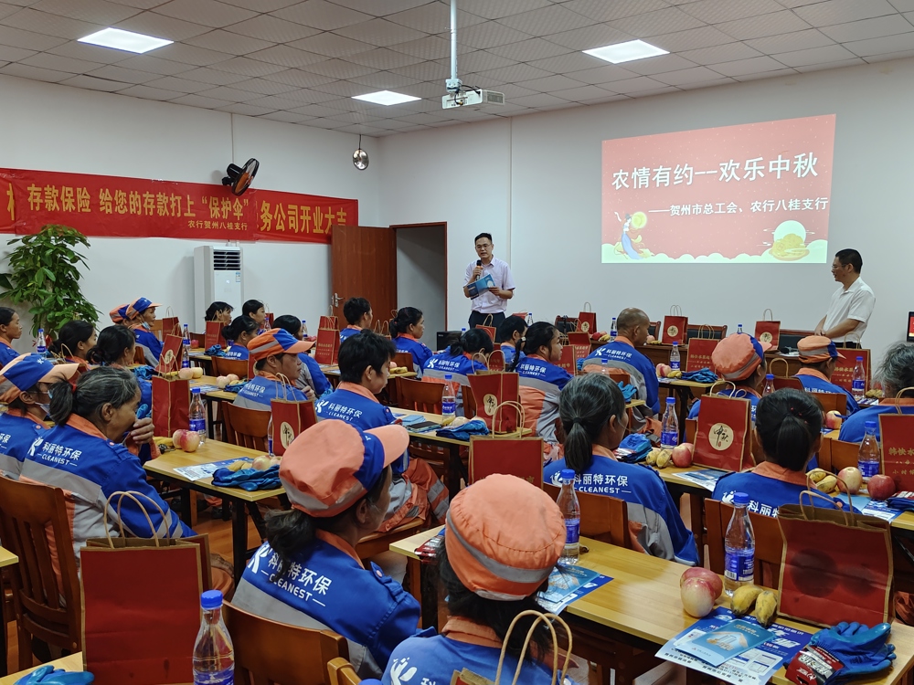 图为改行客户经理为环卫工人讲解金融知识1