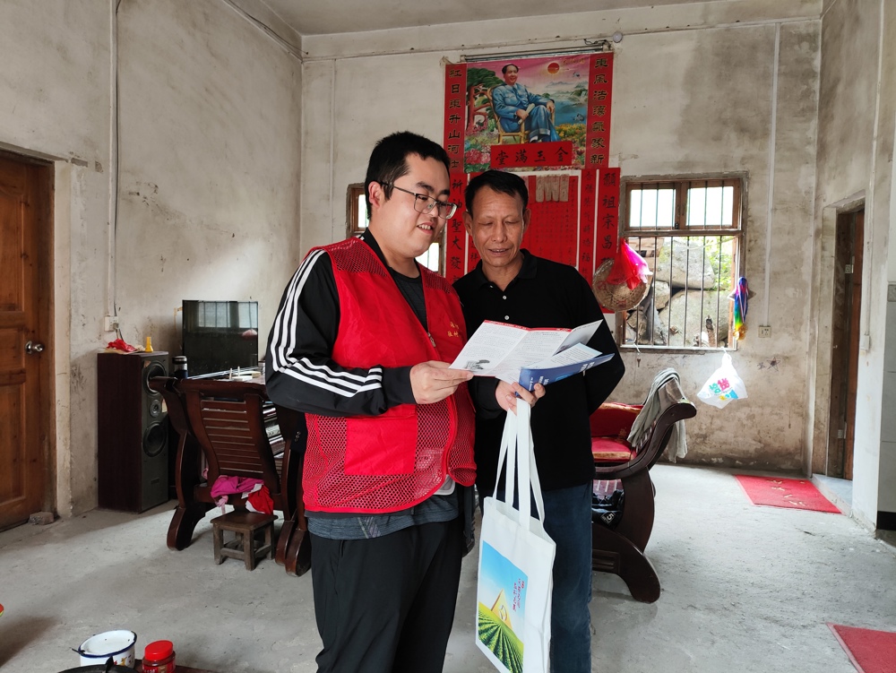 农发行桂林分行驻村第一书记入户宣传