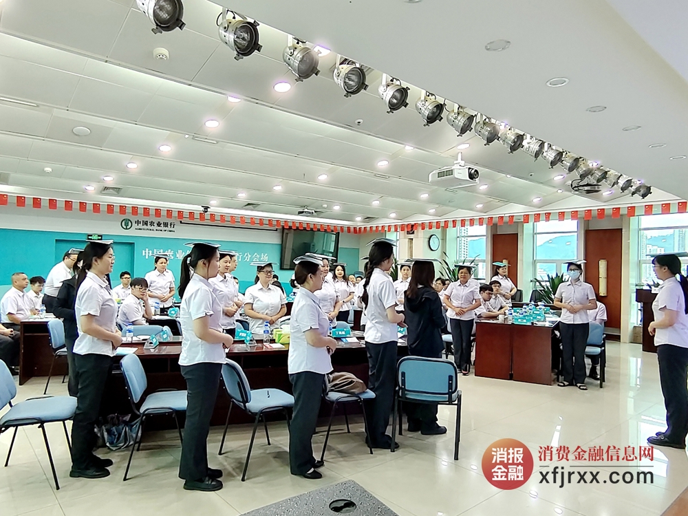 农行百色分行：开足马力为一线窗口服务人员“充电” (6)