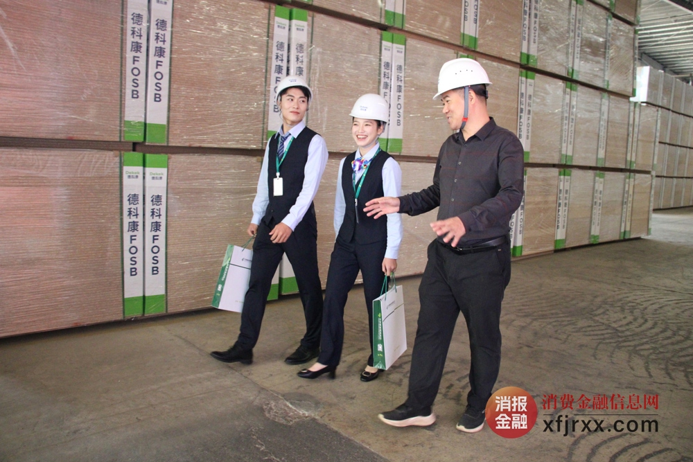 图为广西德科新材料集团有限公司总经理张兆杰带领中国邮政储蓄银行崇左市分行客户经理走访车间 韦安源摄
