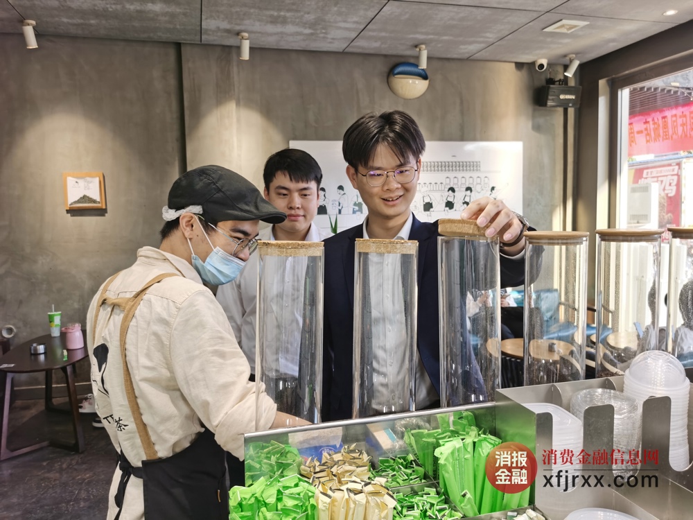 图为大新信用社客户经理到奶茶店实地调查经营情况 大新信用社供图