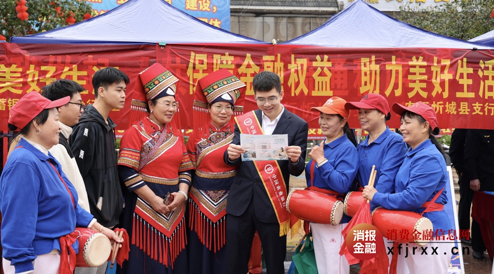 农行忻城县支行青年志愿者向社区居民普及金融知识（莫小凤摄）