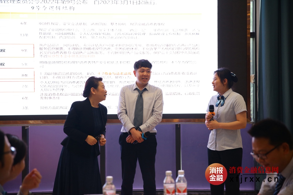 平乐农合行员工上台与老师进行情景演绎