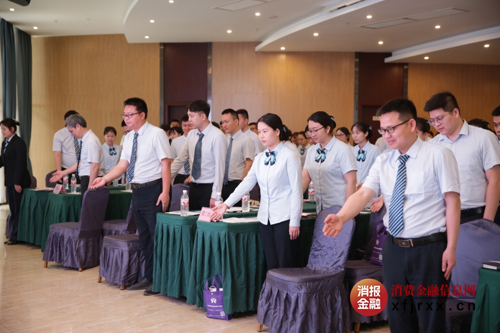 平乐农合行员工现场练习文明手势