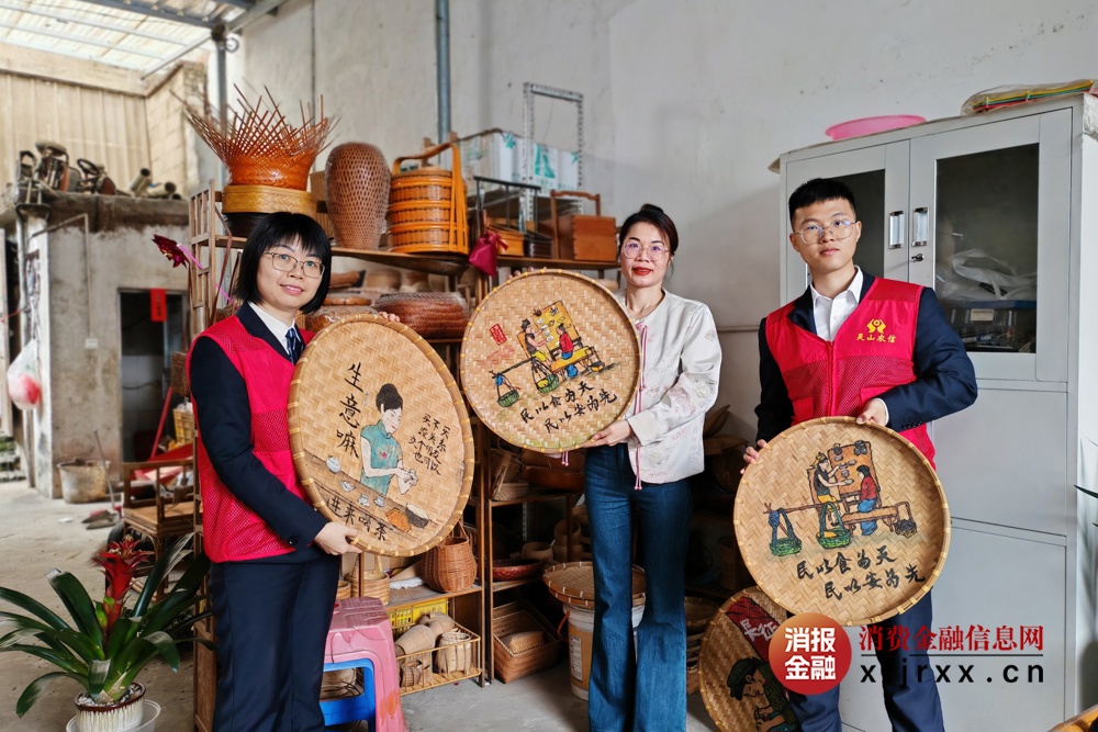灵山农信社金融专员走访竹编厂
