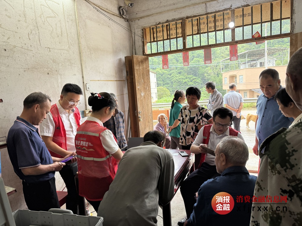 夏宜支行工作人员现场帮村民办理社保卡业务