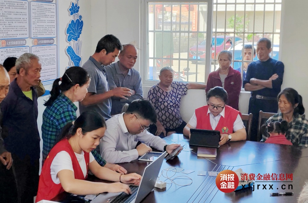 图为富川农商银行工作人员上门为高龄老人集中办理社保卡激活业务 富川农商银行供图