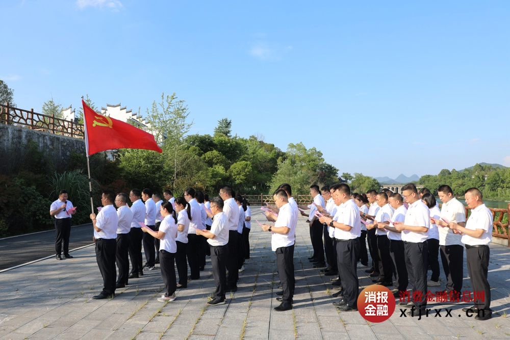 4.在大坪渡口齐诵《湘江为英雄歌唱》