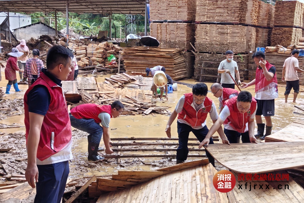 图为天峨农商银行“红马甲”奔赴当地企业进行救灾帮扶 天峨农商银行供图