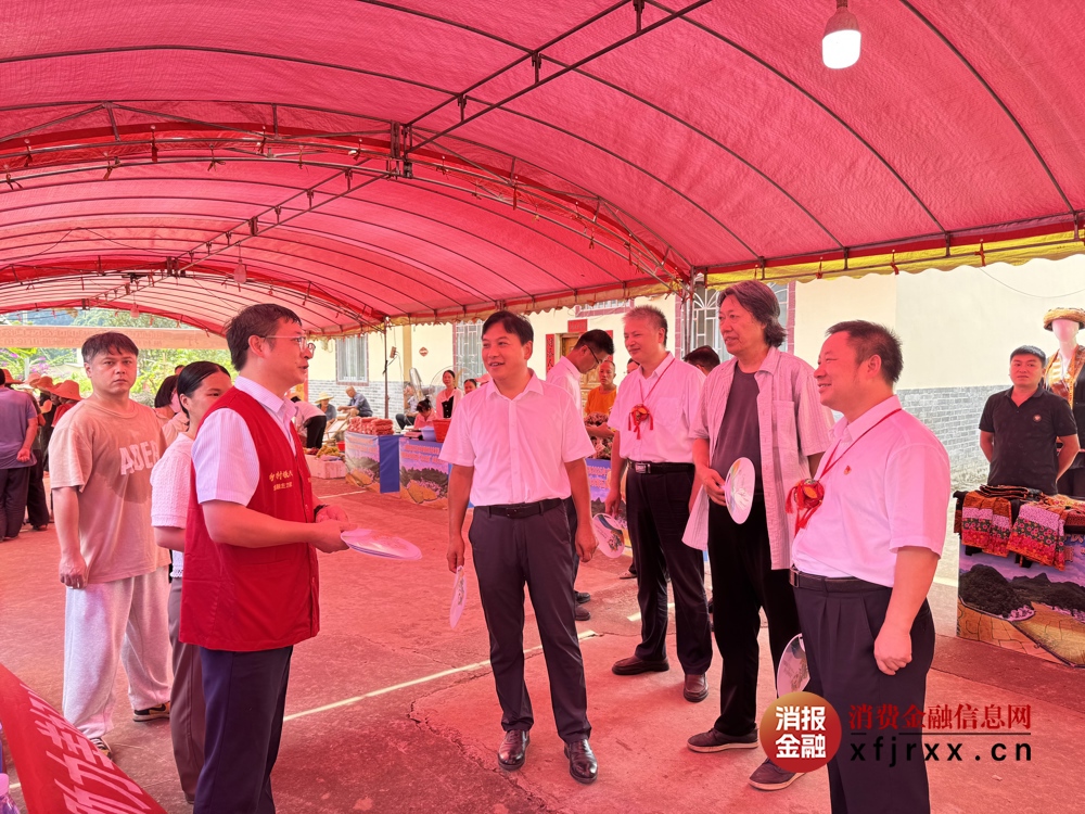 2.图为桂林市政协副主席、阳朔县委书记孙国梁（右一）到阳朔农商银行展台参观指导