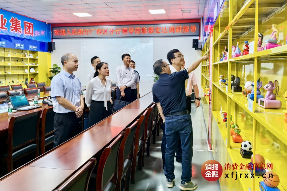 图3陈晋祥一行参观泰宏达产品展示区域