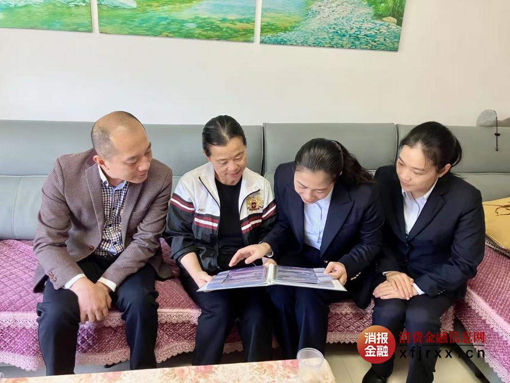 在退休员工陶雪家里